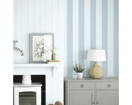 Wohnzimmer mit gestreifter Tapete, Kamin und Kommode