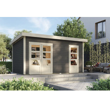 Modernes Gartenhaus mit Fenstertüren und Holzverkleidung im Außenbereich.