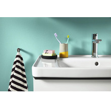 Badezimmerwaschtisch mit Armatur, Seife, Zahnbürsten und Handtuch