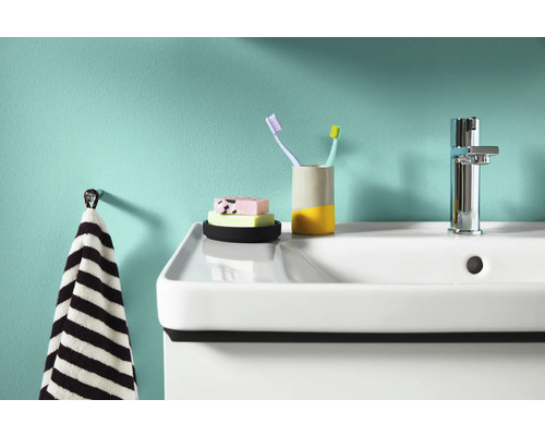 Badezimmerwaschtisch mit Armatur, Seife, Zahnbürsten und Handtuch