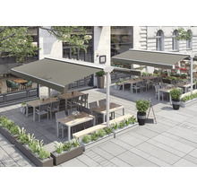 Extérieur d'un restaurant avec des auvents et des tables