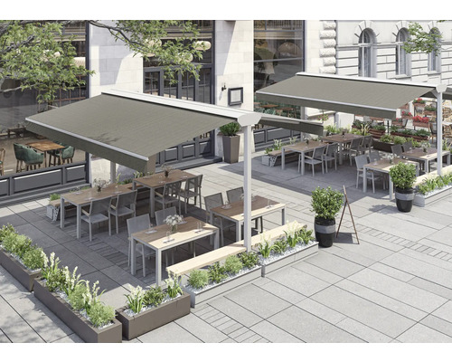 Extérieur d'un restaurant avec des auvents et des tables