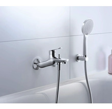 Robinet de baignoire avec douchette sur une baignoire