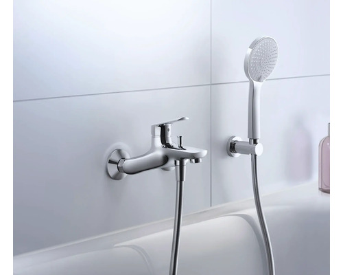 Robinet de baignoire avec douchette sur une baignoire