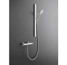 Robinet de douche avec barre de douche et douchette sur un mur gris
