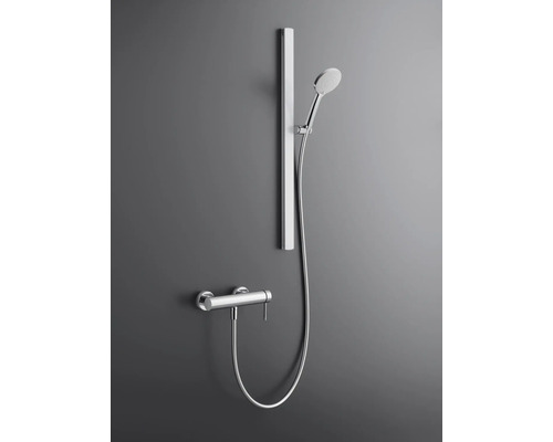 Robinet de douche avec barre de douche et douchette sur un mur gris