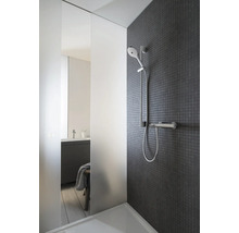Salle de bain avec mur en mosaïque, ensemble de douche et lavabo