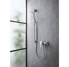 Robinet de douche avec douchette sur un mur carrelé