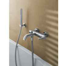 Aufputz-Badarmatur mit Brausegarnitur an der Wand über der Badewanne