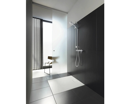 Salle de bains avec douche, receveur de douche, robinetterie de douche et chaise