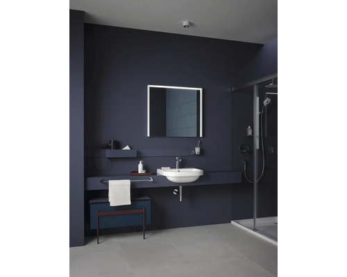 Salle de bain avec lavabo, miroir, porte-serviettes et douche