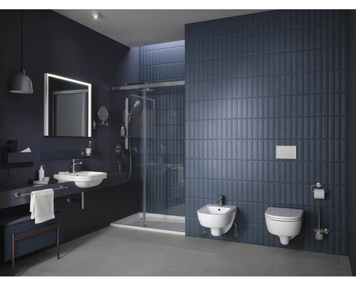 Salle de bains moderne avec douche, lavabo, bidet et toilettes