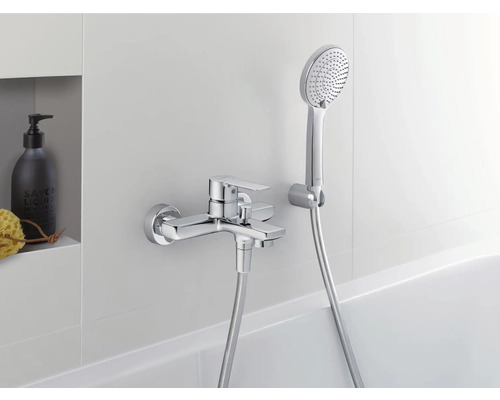 Aufputz-Badewannenarmatur mit Handbrause an einer weißen Wand