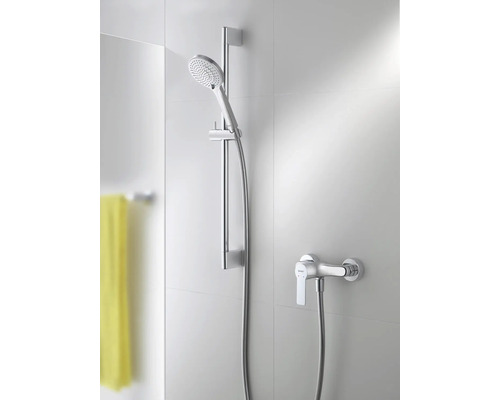 Brausegarnitur mit Handbrause und Armatur an einer gefliesten Wand