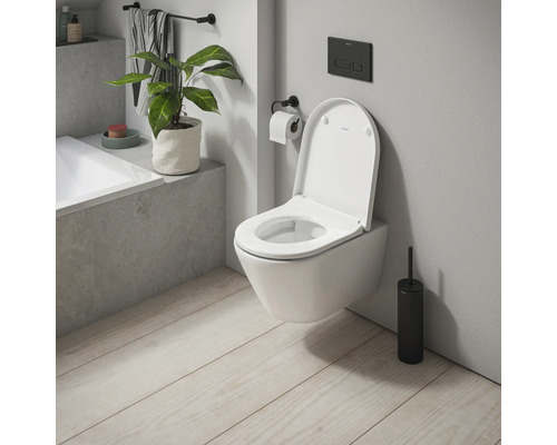 Wandhängendes WC mit offenem Spülrand im Badezimmer