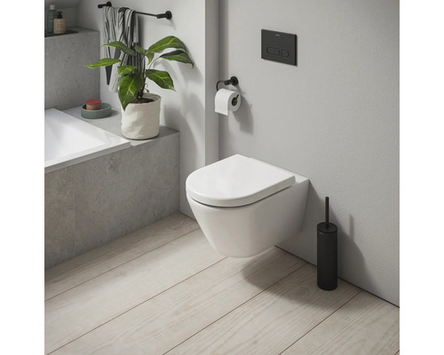 Badezimmer mit wandhängendem WC, Toilettenbürste und Accessoires