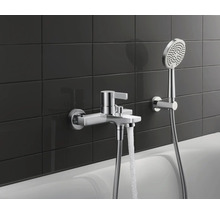 Wannenarmatur mit Handbrause an einer Badezimmerwand