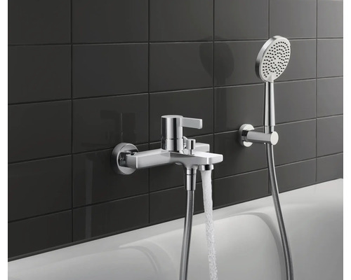 Wannenarmatur mit Handbrause an einer Badezimmerwand