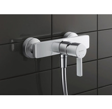 Duravit Aufputz-Brausemischer mit Schlauch an dunkler Wand