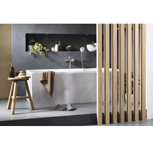 Badezimmer mit Badewanne, Armatur, Deko und Holzabtrennung für eine moderne Atmosphäre