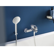 Robinet de baignoire avec douchette sur un mur bleu