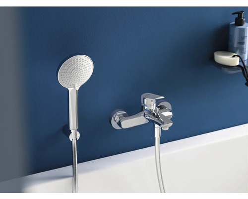 Robinet de baignoire avec douchette sur un mur bleu