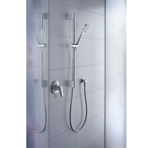 Ensemble de douche avec barre de douche et douchette à main sur un mur carrelé