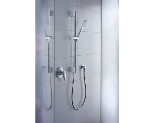 Ensemble de douche avec barre de douche et douchette à main sur un mur carrelé