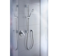 Robinet de douche avec douchette à main et flexible de douche sur mur carrelé