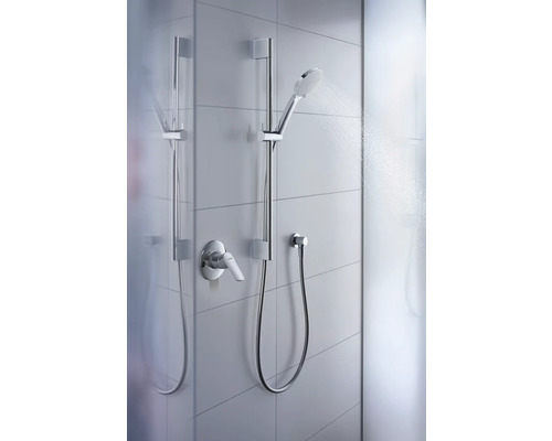 Robinet de douche avec douchette à main et flexible de douche sur mur carrelé