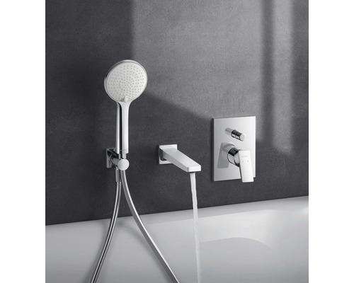 Robinet de douche apparent avec douchette à main et bec de baignoire dans la salle de bain