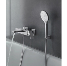 Wannenarmatur mit Handbrause und fließendem Wasser