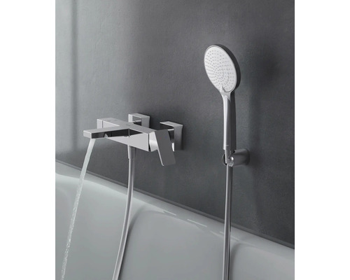 Wannenarmatur mit Handbrause und fließendem Wasser