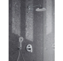 Robinet de douche avec douche de tête et douchette sur un mur gris