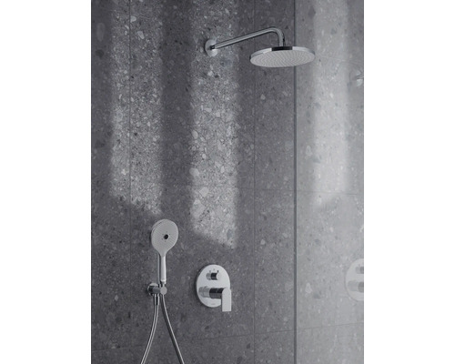 Robinet de douche avec douche de tête et douchette sur un mur gris