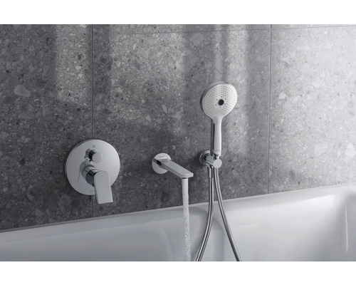 Robinet de salle de bain avec douchette et mur gris