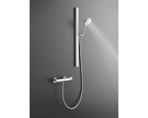 Ensemble de douche avec pommeau de douche, barre de douche et mitigeur thermostatique au mur avec de l'eau qui coule.