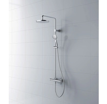 Système de douche avec pomme de tête et douchette sur mur carrelé