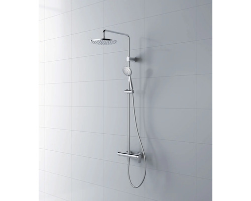 Système de douche avec pomme de tête et douchette sur mur carrelé