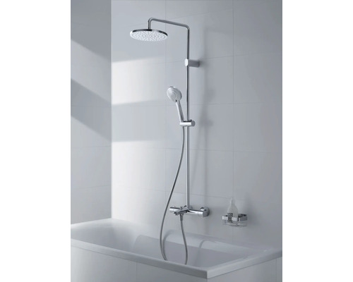 Système de douche avec douche de tête et douchette au-dessus d'une baignoire