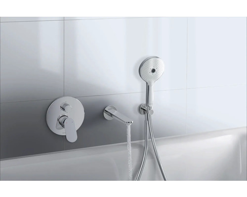 Robinet de baignoire apparent avec douchette à main dans une salle de bains.