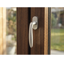 Nahaufnahme eines braunen Fensters mit silberfarbenem Griff