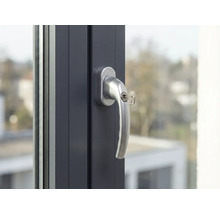 Fenster mit Fenstergriff und Schlüssel