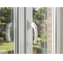 Detailansicht eines Kunststofffensters mit Fenstergriff
