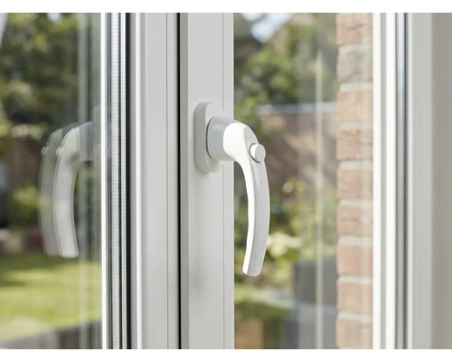 Detailansicht eines Kunststofffensters mit Fenstergriff