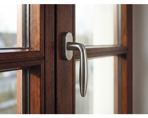 Vue détaillée d'une fenêtre avec cadre en bois et poignée de fenêtre