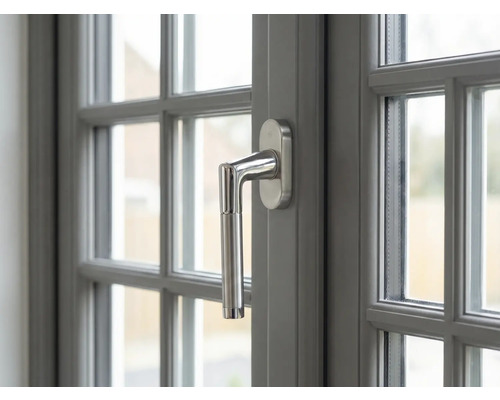 Gros plan d'une fenêtre avec poignée de fenêtre