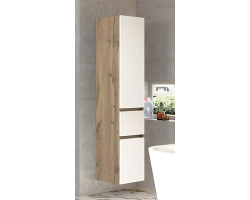 Hochschrank für das Badezimmer mit weißer Front matt und Korpus in Eiche Dekor, wandhängend montiert.