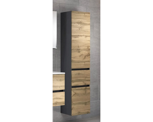 Badezimmer-Hochschrank mit Fronten in Eichenoptik und anthrazitfarbenem Korpus, wandhängend montiert vor einer grauen Fliesenwand.