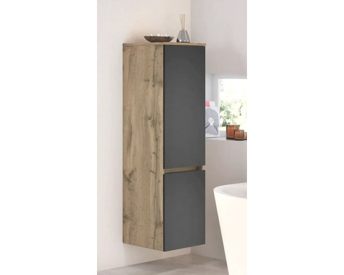 Wandhängender Badezimmer-Hochschrank in Eichenoptik mit zwei anthrazitfarbenen Fronten in einem hellen, modernen Badezimmer.